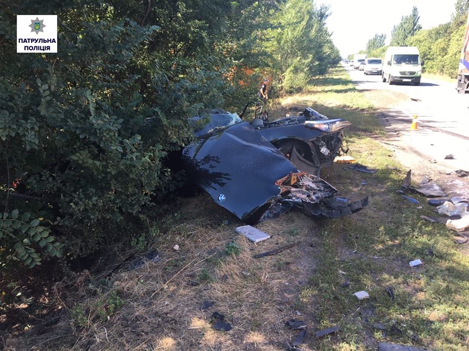 Под Николаевом столкнулись Mercedes и BMW: один водитель погиб, второй получил травму 3