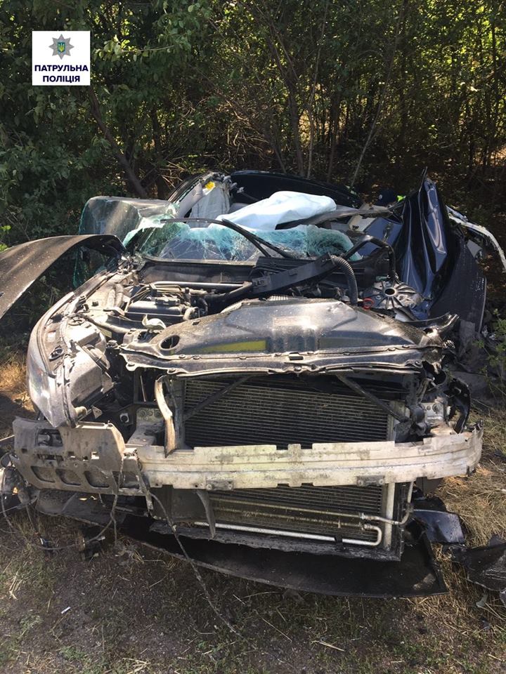 Под Николаевом столкнулись Mercedes и BMW: один водитель погиб, второй получил травму 5
