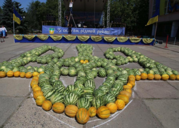 В Херсонской области выложили огромный тризуб из арбузов и дынь