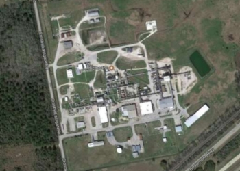 После урагана. В Техасе взрывы на химзаводе, разрушены дома