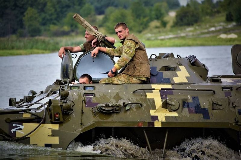 Украинские морпехи отточили мастерство управления БТР на воде 3