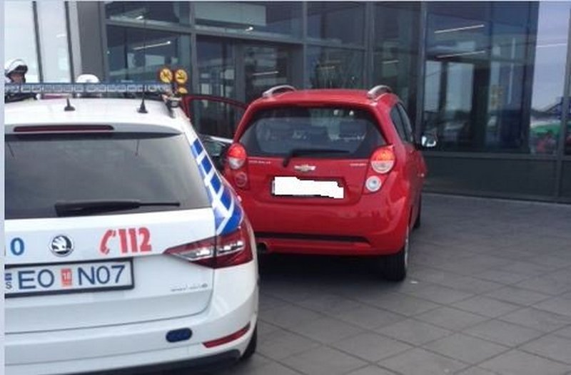 В Исландии водитель, скрываясь от полиции, въехал в зал прибытия аэропорта 3