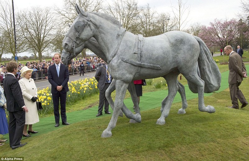 Как уходят на пенсию королевские лошади? Имея почтовую марку, статую и вдоволь сочной травы 5