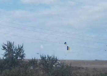 «Крым – это Украина»: в оккупированном Крыму активисты повесили Государственный флаг Украины на электропроводах