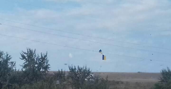 «Крым – это Украина»: в оккупированном Крыму активисты повесили Государственный флаг Украины на электропроводах