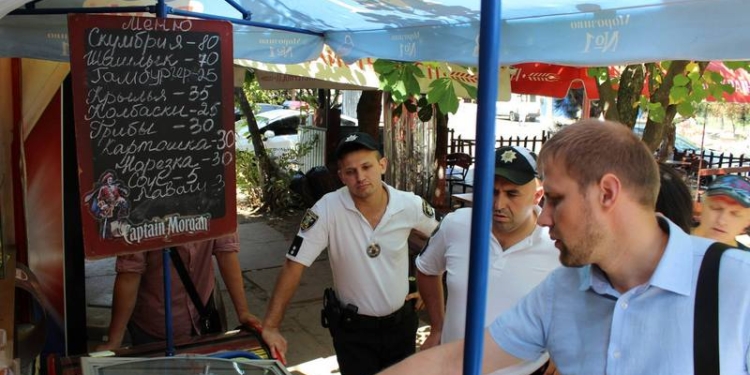 Незаконные точки продажи спиртным, детские аттракционы и кафешки – в Николаеве прошли рейды по жалобам граждан