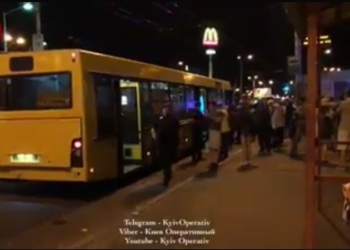 В Киеве конфликт в автобусе закончился стрельбой. Стрелка побили