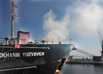 В Мариуполе на судне пожар. Пострадал матрос