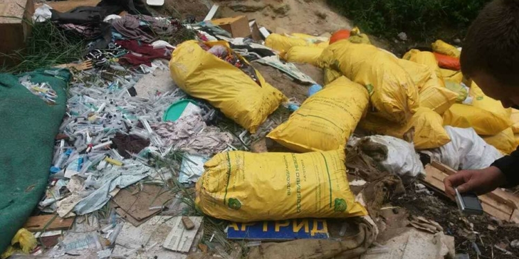 Кровавая свалка под Киевом – в лесу нашли мешки с медицинскими отходами