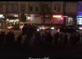 В Киеве местные и одесские ультрас массово передрались после матча. Разнимала полиция