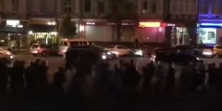 В Киеве местные и одесские ультрас массово передрались после матча. Разнимала полиция