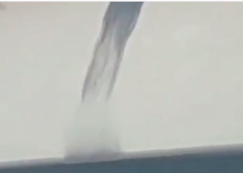 “Это просто жесть”. В Сочи над морем пронеслось торнадо