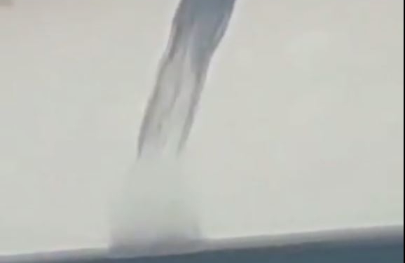 “Это просто жесть”. В Сочи над морем пронеслось торнадо