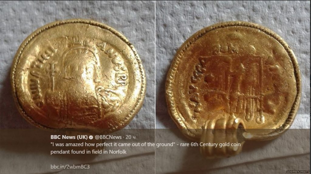В Англии археолог-любитель нашел золотой кулон, которому 1,5 тыс. лет 1