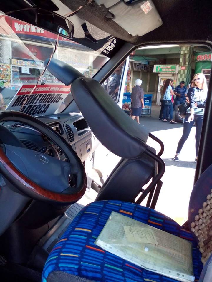 Укртрансбезопасность обнаружила на автовокзале Николаева очередного «жадного» перевозчика: с заблокированным дополнительным сиденьем аварийным выходом 7