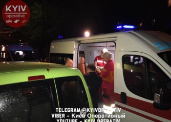 В Киеве двое мужчин, выгуливавших собаку, получили огнестрельные ранения