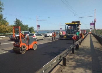 Ямы на проезжей части Ингульского моста в Николаеве подлатали