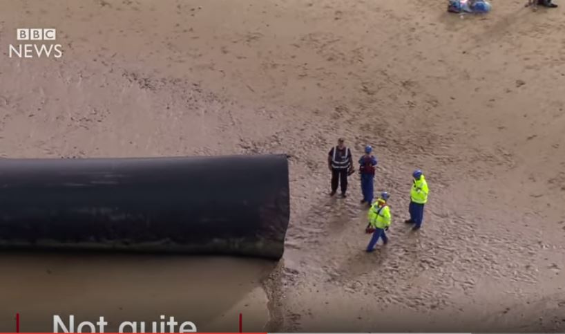 500-метровые пластиковые трубы выбросило на берег Англии 1