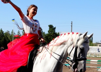 «Український танок», «Козацьке кохання» и конкур: в Николаеве на конноспортивной базе по-своему отметили День Независимости