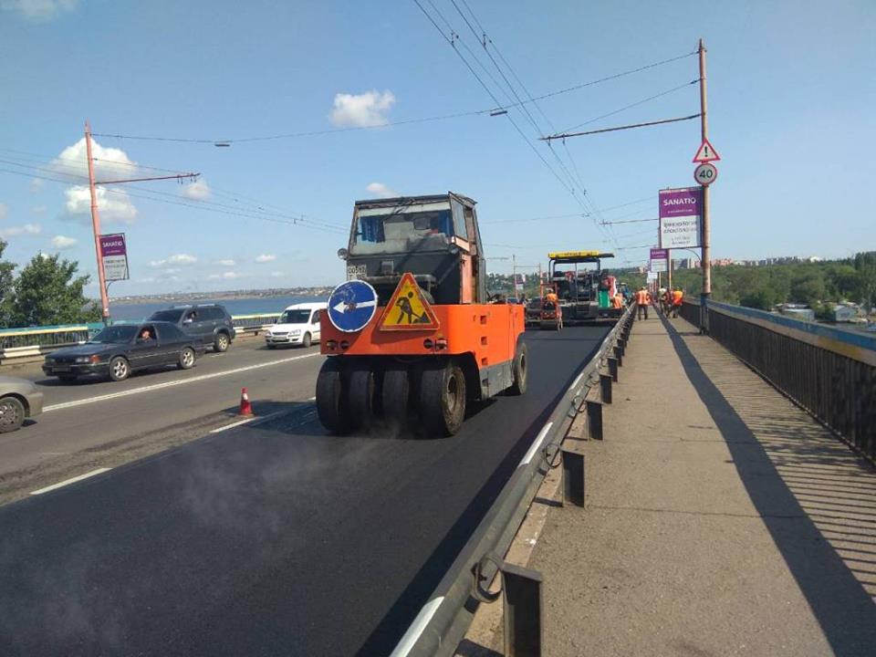 Ямы на проезжей части Ингульского моста в Николаеве подлатали 2