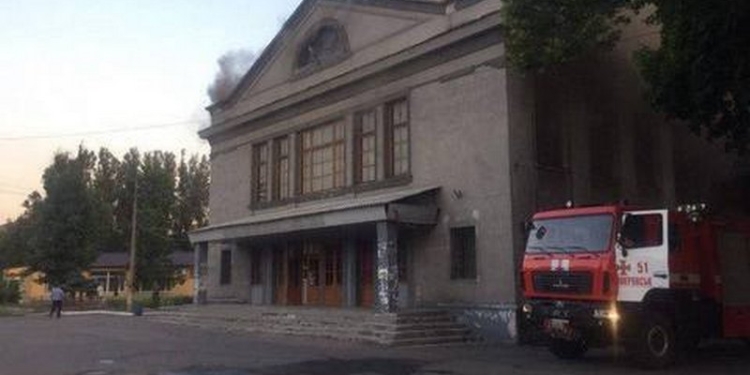 Подростки сожгли неработающий кинотеатр в Донецкой области