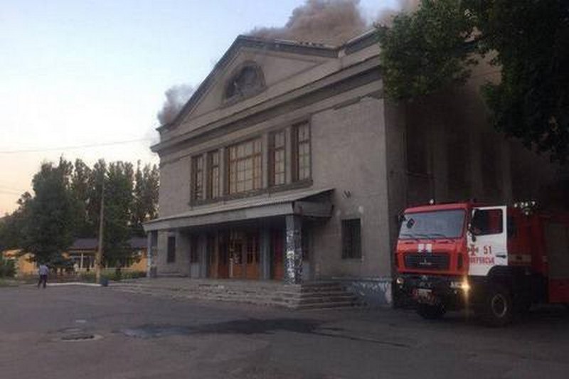 Подростки сожгли неработающий кинотеатр в Донецкой области 1