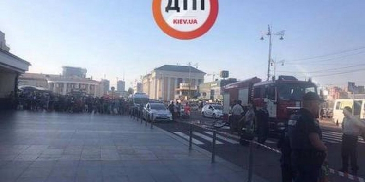 Более тысячи человек эвакуировали с Киевского ж/д вокзала из-за ложного сообщения о минировании