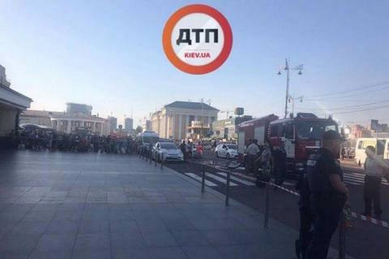 Более тысячи человек эвакуировали с Киевского ж/д вокзала из-за ложного сообщения о минировании 1