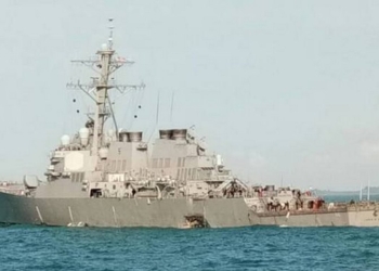 Эсминец ВМС США столкнулся с нефтяным танкером возле Сингапура