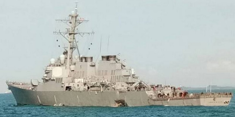 Эсминец ВМС США столкнулся с нефтяным танкером возле Сингапура