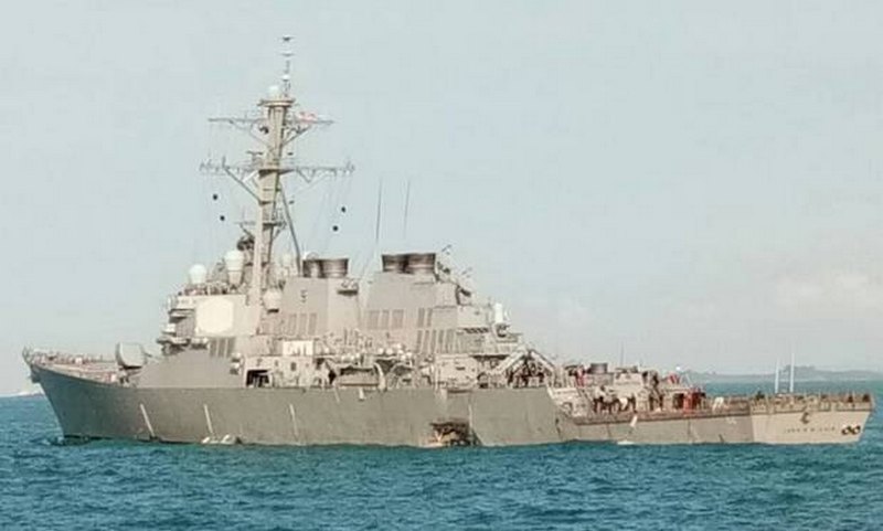 Эсминец ВМС США столкнулся с нефтяным танкером возле Сингапура 1