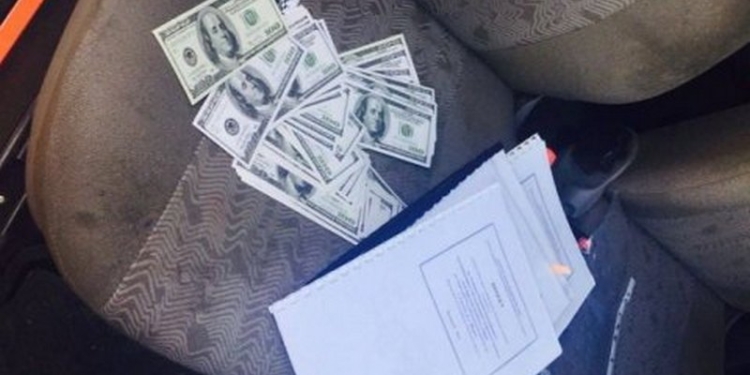 Землеустроителя сельсовета в Киевской области задержали при получении $17,5 тыс взятки