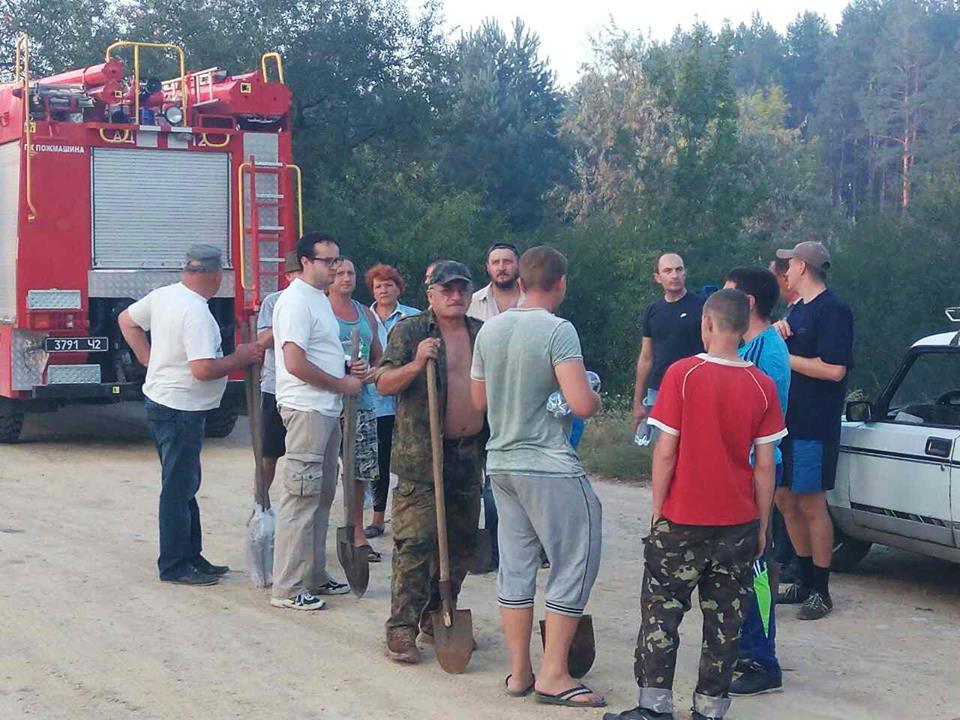 На Николаевщине продолжают тушить Новопетровский лес – подключили военных, помогают жители Новой Одессы. Огонь движется в сторону Николаева 13