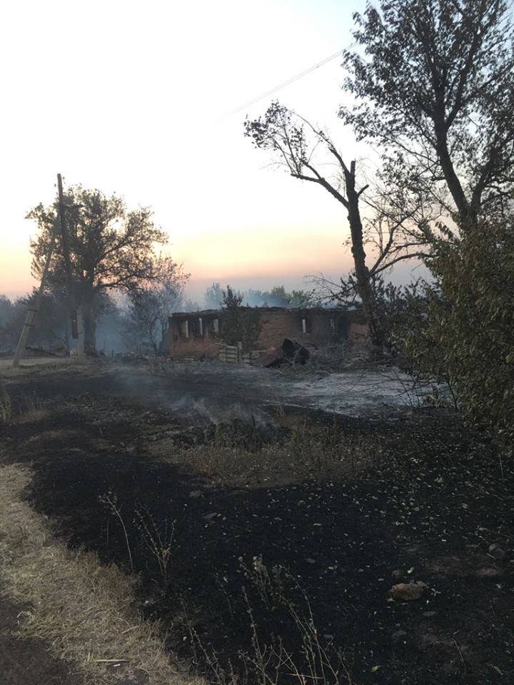 Вчера пожар уничтожил маленькое село на Донбассе 12