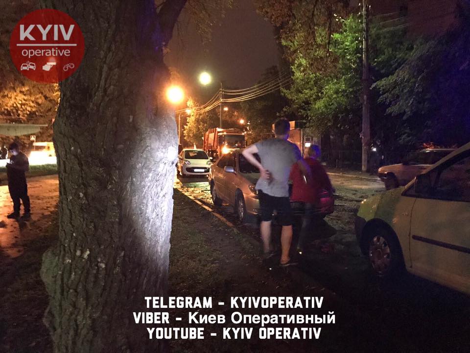 В Киеве двое мужчин, выгуливавших собаку, получили огнестрельные ранения 12