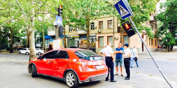 Светофоров и так немного, их еще в ДТП сносят: в Николаеве повредили светофорный столб на пересечении Московской и Никольской