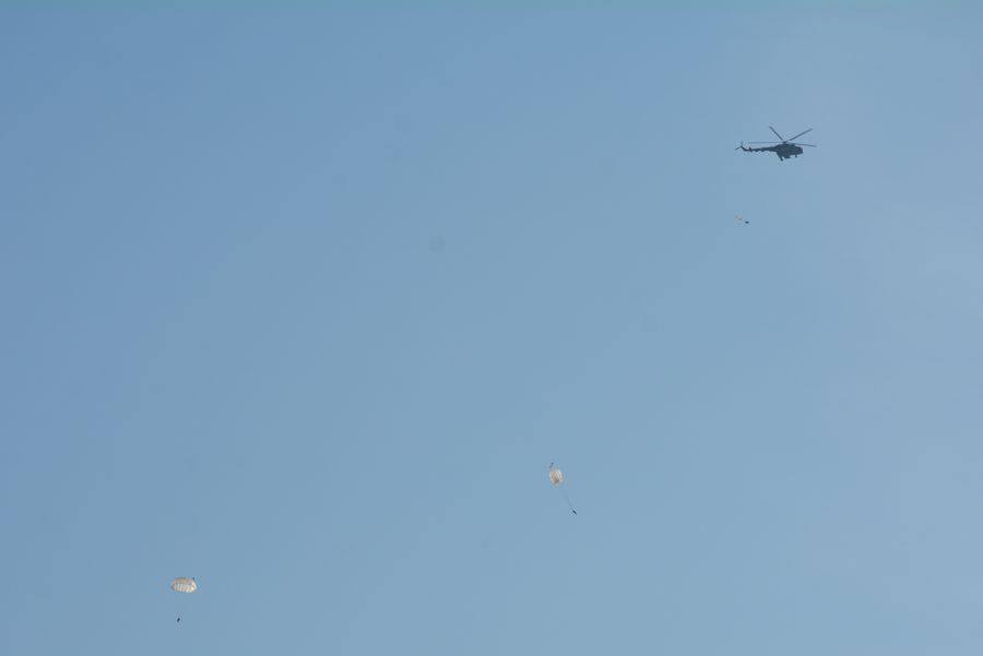 Если уже прыгал, то 600 метров, если первый раз – то 800: николаевские десантники продолжают выполнять программу прыжков с парашютом 13