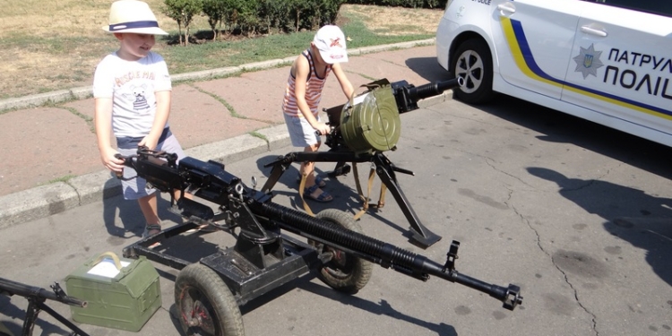 Стрельба на площади, захват бандитов и… подарки: как в Николаеве отмечали День Национальной полиции Украины