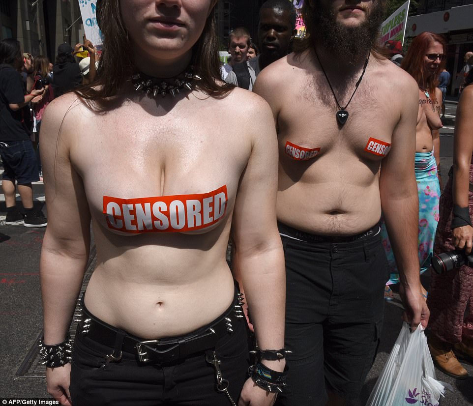 «Непристойна война, а не мои соски»: в Нью-Йорке прошел ежегодный парад GoTopless Day, требующий равных прав на топлесс 16