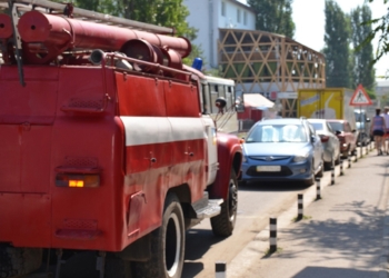 И второй эксперимент в Коблево оказался неудачным: спасатели не сумели «пробиться» к месту условного пожара из-за скопления авто. А если реально будет гореть?