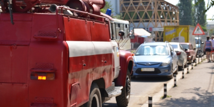 И второй эксперимент в Коблево оказался неудачным: спасатели не сумели «пробиться» к месту условного пожара из-за скопления авто. А если реально будет гореть?