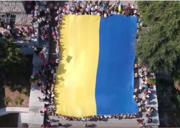 В Одессе развернули огромный флаг на Потемкинской лестнице