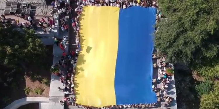 В Одессе развернули огромный флаг на Потемкинской лестнице