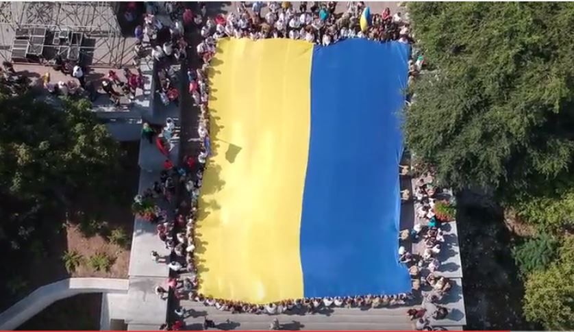 В Одессе развернули огромный флаг на Потемкинской лестнице 1