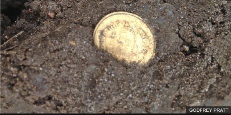 В Англии археолог-любитель нашел золотой кулон, которому 1,5 тыс. лет