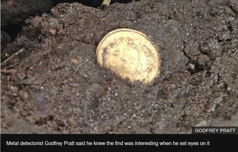 В Англии археолог-любитель нашел золотой кулон, которому 1,5 тыс. лет 3