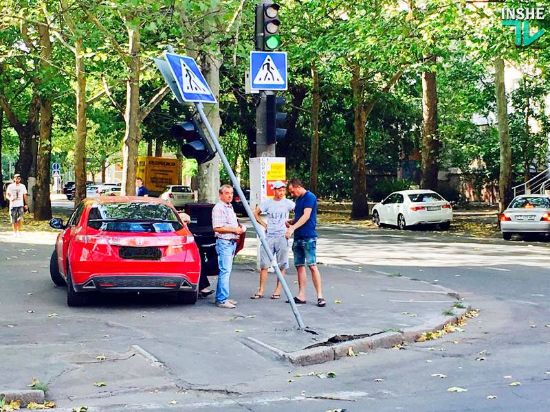 Светофоров и так немного, их еще в ДТП сносят: в Николаеве повредили светофорный столб на пересечении Московской и Никольской 15