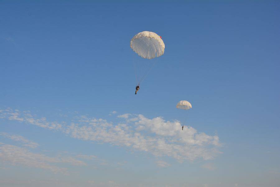 Если уже прыгал, то 600 метров, если первый раз – то 800: николаевские десантники продолжают выполнять программу прыжков с парашютом 15