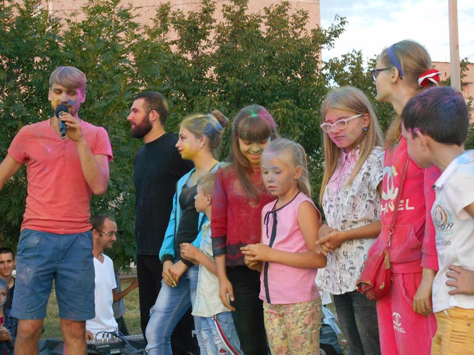 В Вознесенске впервые прошел фестиваль красок Холи 15