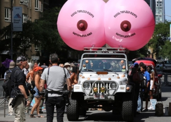 «Непристойна война, а не мои соски»: в Нью-Йорке прошел ежегодный парад GoTopless Day, требующий равных прав на топлесс